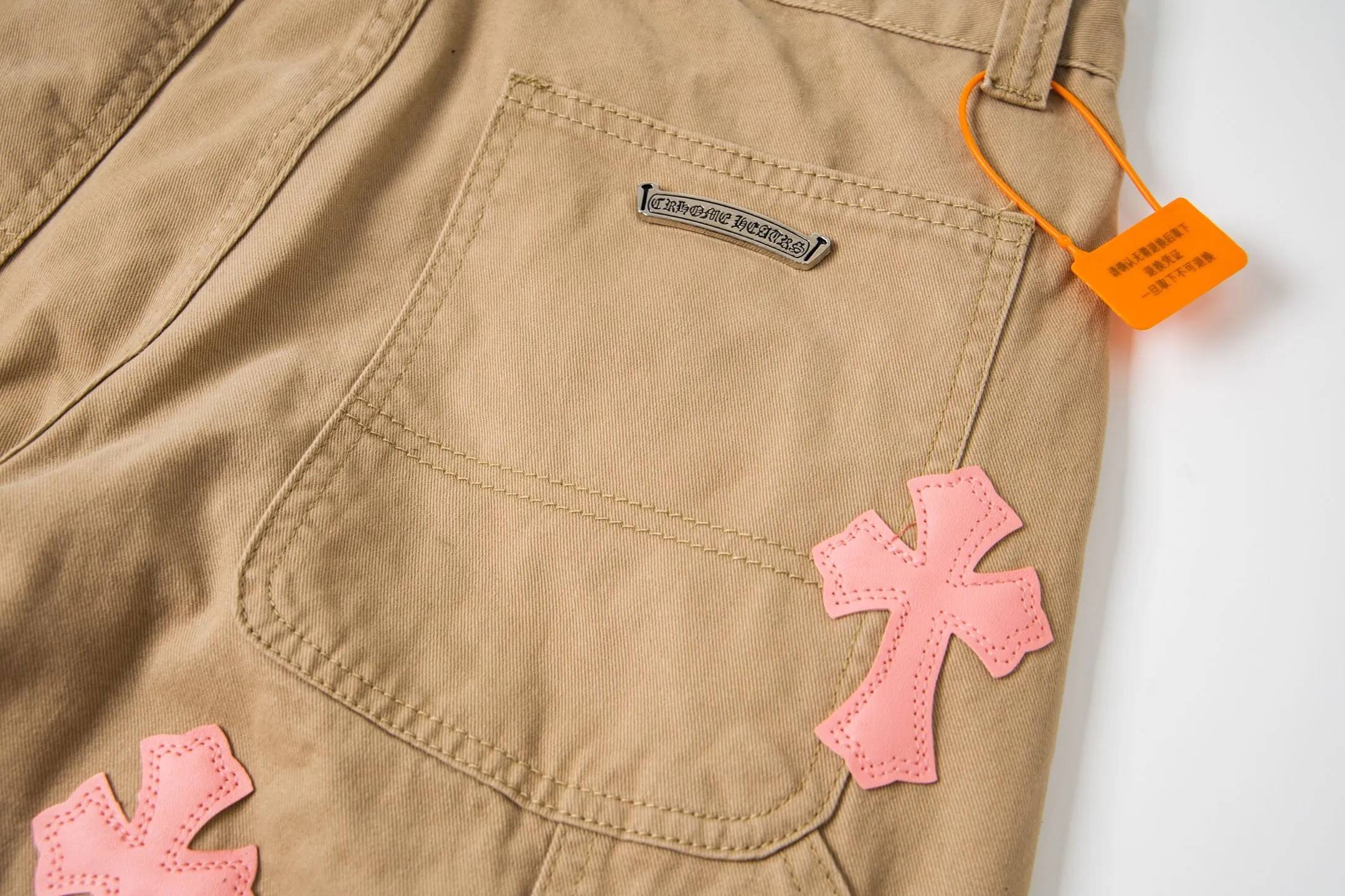 P260 Chrome Hearts Cherry Blossom Pink Leather and Wooden Spliced ​​Washed Jeans Authentically restore the ultimate vintage texture. Three-dimensional version. Loose and comfortable, not picky about the figure. Makes taller and slimmer. Factory-made. Original factory quality control. Same style for men and women. Can be matched with couples. Versatile recommendation. Must-have jeans for all seasons. Fashionistas have been disappointed. The quality selection of fabrics, the tailoring of details, and the matching of patterns are all impeccable! The upper body is so handsome when worn...it can be easily worn by men, women and children! The craftsmanship is made of heavy-duty washed pure cotton denim fabric. After washing, it is soft and thick. It is very stylish when worn on the body. Style number: 1758# (the same jacket is available) Color: Khaki Size: 28 30 32 34